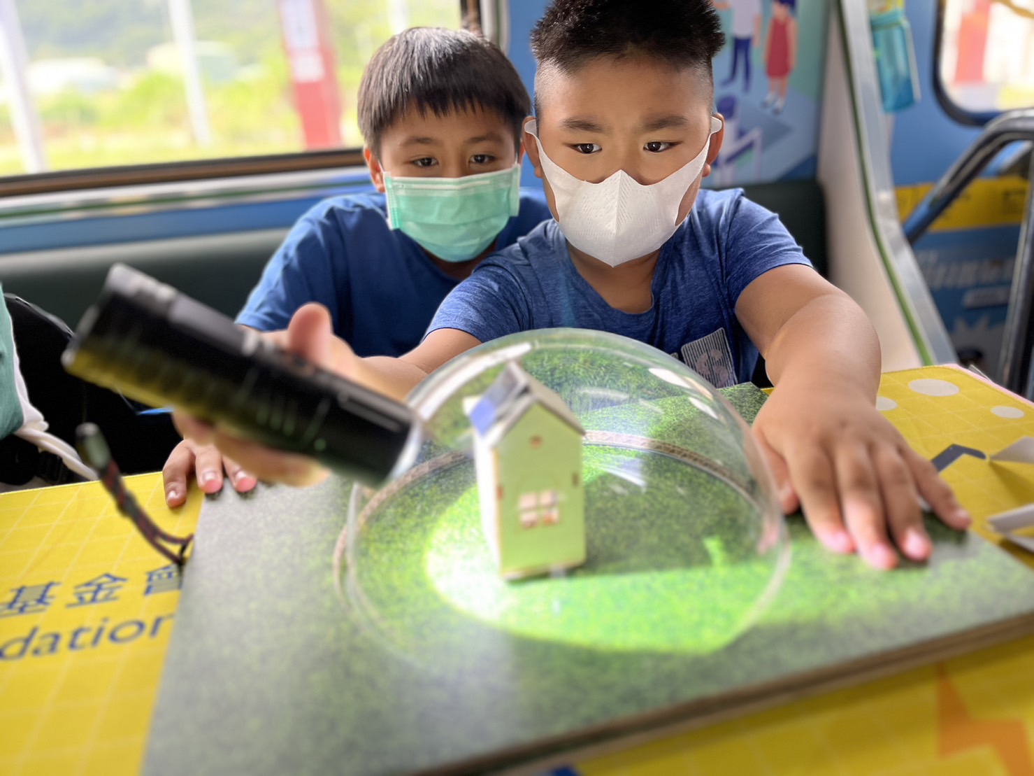 人生就是搏參與基礎科學主題車廂，以STEAM教學精神，設計「逐日科學家」、「太陽能工程師」以及「淨零建築師」三大能源科普課程和實驗
